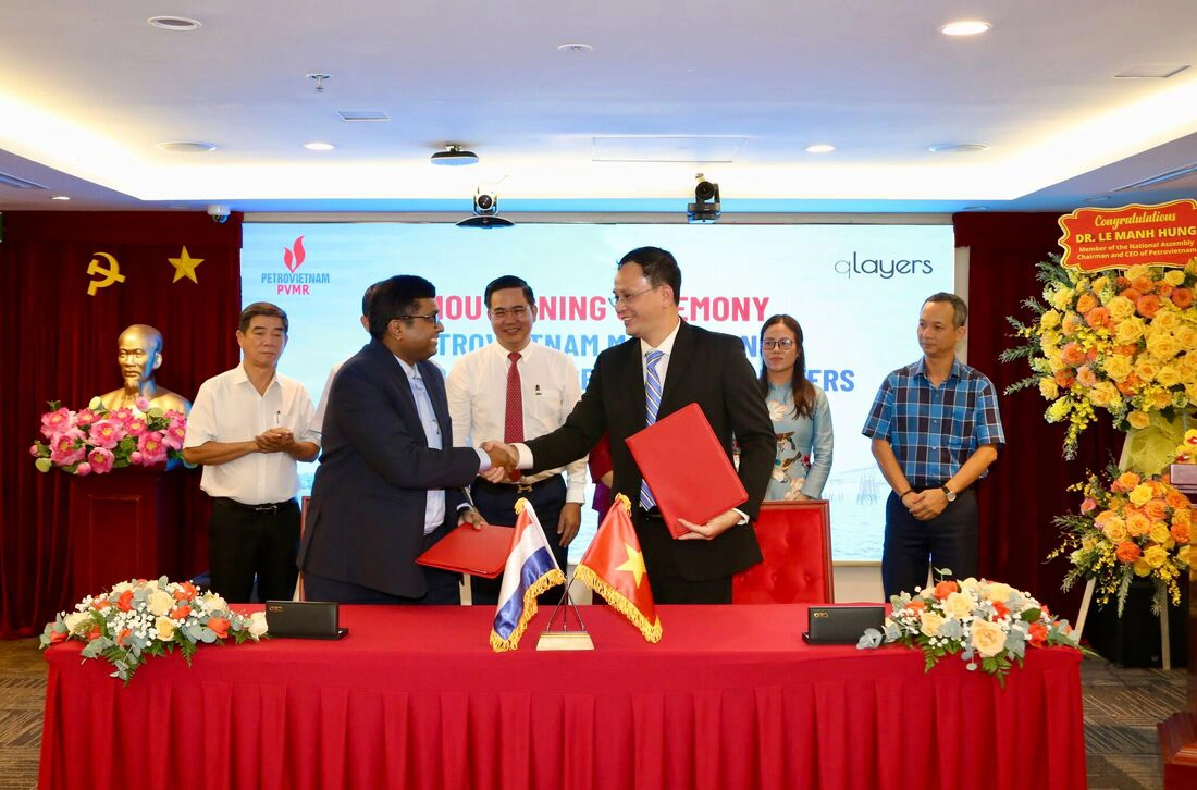 Qlayers and PVMR representatives signing a Memorandum of Understanding (MoU) for a strategic partnership to introduce robotic coating solutions to Vietnam.